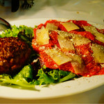 トラットリア グランボッカ - 左:イチボのレアハンバーグ
                                右:和牛のカルパッチョ