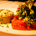 トラットリア グランボッカ - 左:ズワイガニとアボカドのタルタル
                                右:カジキのスモーク バクチー添え