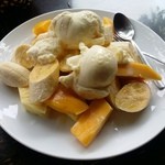Ancient Faifo - Trai cay Salad（トライ・セイ・サラダ）フルーツサラダにアイスを添えたものです｡完熟のマンゴー､バナナ､パイナップルにバニラアイス添えです｡