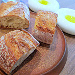 エマーブル - パンには有機栽培のオリーブオイルをつけて