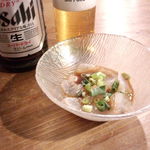 昭和酒場 黄金バット - 瓶ビールアサヒスーパードライ460円 お通しは鯛のカルパッチョ。('15年6月)