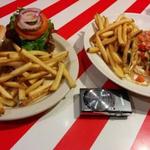 T.G.I. Friday's - ハンバーガーにタコス。サイズ比較はデジカメで