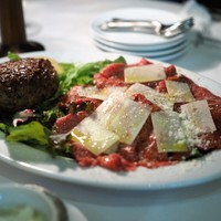 トラットリア グランボッカ - レアハンバーグと牛肉のカルパッチョ