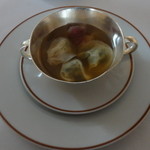 L'Arpége - ラビオリのコンソメスープ