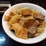 Yellow River Restaurant - CAO LAU（カオ・ラウ）｡ホイアンの伝統料理で麺類ですが､麺の下には野菜がたっぷり｡唐辛子を入れたソイソースで｡