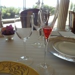 テラコヤ - ザクロ・シャンパン（シャンパンをテーブル席で注ぐ前）、ザクロは。窓から見える庭園の、樹齢２００年のザクロの木の実をつけ込んだエキス