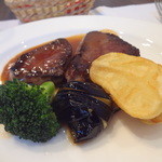 ラパン・アジル - お肉料理：牛肉（もも）のソテー　デミグラスソース