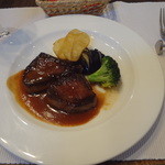 ラパン・アジル - お肉料理：牛肉（もも）のソテー　デミグラスソース