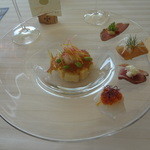 テラコヤ - 前菜：４種のオードブル盛り合わせ　白身魚のムースとホワイトアスパラのコンソメジュレをのせて