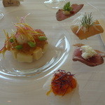 テラコヤ - 前菜：４種のオードブル盛り合わせ　白身魚のムースとホワイトアスパラのコンソメジュレをのせて