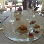 前菜：４種のオードブル盛り合わせ　白身魚のムースとホワイトアスパラのコンソメジュレをのせて