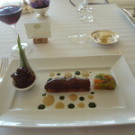 テラコヤ - 肉料理：牛肉のスパイスコンフィをモモ肉のプレゼで包んでフォアグラとハーブ２種のソース、タンのラグー・イチジク風味と共に