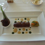 肉料理：牛肉のスパイスコンフィをモモ肉のプレゼで包んでフォアグラとハーブ２種のソース、タンのラグー・イチジク風味と共にの肉料理