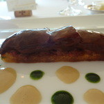 テラコヤ - 肉料理：牛肉のスパイスコンフィをモモ肉のプレゼで包んでフォアグラとハーブ２種のソース、タンのラグー・イチジク風味と共にの肉料理