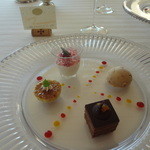 テラコヤ - デザート：ライチとヨーグルトのババロア、黒糖フロマージュアイス、チョコレートとカラメルのプチガトー、青リンゴのシブースト＊ソースはマンゴーとフランボワーズのソース