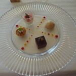 テラコヤ - デザート：ライチとヨーグルトのババロア、黒糖フロマージュアイス、チョコレートとカラメルのプチガトー、青リンゴのシブースト＊ソースはマンゴーとフランボワーズのソース