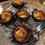 殻付きウニのコンソメジュレ