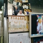 裏サブロン - カウンター席の上にはＴＶモニターでビデオ上映！