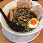 麺人 ばろむ庵 - 混ぜると黒のスープに変身！もっと真っ黒になります。