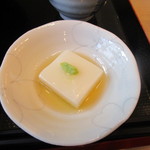 海鮮レストラン　遊 - 丼にそえられたこの日の小鉢は玉子豆腐でした。
