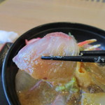 Kaisen Resutoran Yuu - 新鮮でプリプリの刺身にゴマダレが絡んでとても美味しい海鮮丼ランチでした。
                      
                      