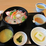 Kaisen Resutoran Yuu - スマホをいじってると注文した海鮮丼１０８０円の出来上がりです。
                      