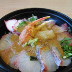海鮮レストラン　遊 - 海鮮丼は添えられたごま醤油に山葵を絡ませぶっかけていただきました
