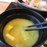 海鮮レストラン　遊 - 味噌汁はこれも志賀島名物のワカメを使ったお味噌汁、魚のアラを使った出汁が良く効いたお味噌汁です。

