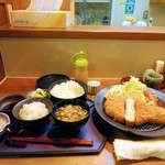 とんかつ なかお - ご飯はおひつで出てきます。