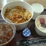 Kafeterasu Roiyaru - ハンバーグカレーのドリンクセットとポテトサラダ