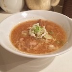 すみれ - ラー博は俺の社員食堂。  ミニ味噌ラーメソ！  湯気は見えないのにアシアシ。炒めた野菜がよく合う。ねぎも好ましい。縮れ麺にスープが絡む。それもまた良し。