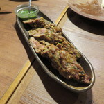 カッチャル バッチャル - 仔羊のシークカバブ、コリアンダーとミントのチャトニで1