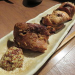 カッチャル バッチャル - 骨無しタンドリー・チキン、マスタードで2