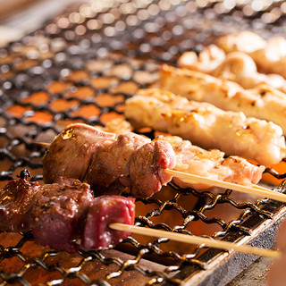 Yakitori (grilled chicken skewers) that is carefully grilled one by one is exquisite♪