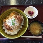 和食処　麻の葉 - カツは玉子で綴じてあるタイプのカツ丼です
            上に掛かった卵白が白く固まった上にグリンピースが添えてある