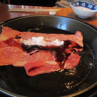 豚捨 KITTE丸の内店 - 牛肉の上から醤油と砂糖
