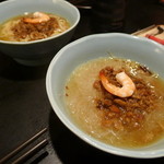 度小月擔仔麵 - 手前米粉、奥は麺。