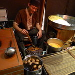 度小月擔仔麵 - 笑顔で接客しながらの実演はさすがです。※撮影ご了解