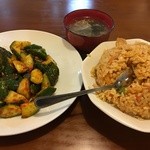 隆福軒 - キムチ炒飯と胡瓜の漬物