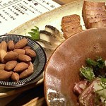 Odaidoko Nibanya - 上・燻製盛り合わせ（アーモンド・鯖・チーズ・ベーコン）、和牛タタキ