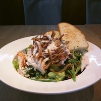 キハチ 青山本店 - この日のオカラとチキンのサラダ。最高に美味しい。