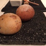 オーベルジュ 漣 - 自家製パン、温かい溶岩プレートにのせて