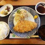 とんかつ かつ○ - 大きいロースかつ定食 180g 1,900円（税込）ご飯、味噌汁、漬物 が付きます。ご飯と キャベツはお替り自由です。