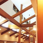 ステーキハウス源 - ～ステーキハウス源～
      内装：カウンター席の天井は高くなっています