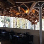 レストラン萩 - 2階まで吹き抜けで開放的な店内