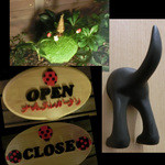 ナチュラルガーデン - オープン＆クローズの案内にもテントウムシ。左上はお手洗いから見えるお庭。右は荷物かけのフック=^_^=