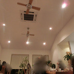 ナチュラルガーデン - シーリングファンが回る高い天井。