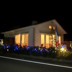 ナチュラルガーデン - 暗闇の中に浮かぶ３色旗とイルミネーション