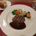 ナチュラルガーデン - お肉料理は、フィレ肉。早目の菜の花にビックリ～！契約農家さんが早く作らはったそう♪