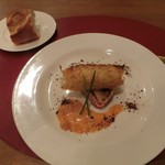 お魚料理。真鯛のクリスピーでの包み揚げ。紀州うめソース。下にはベーコンでお野菜を包んだもの。